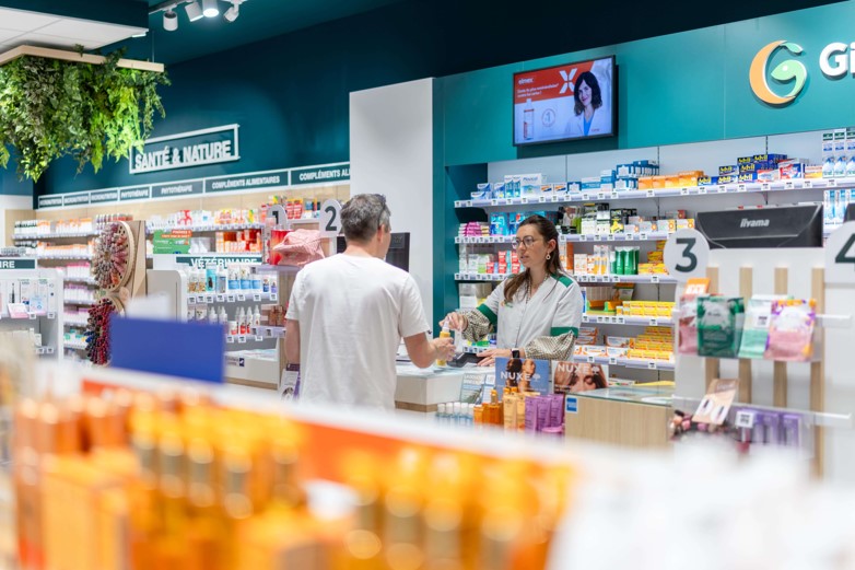 pharmacien giphar au comptoir