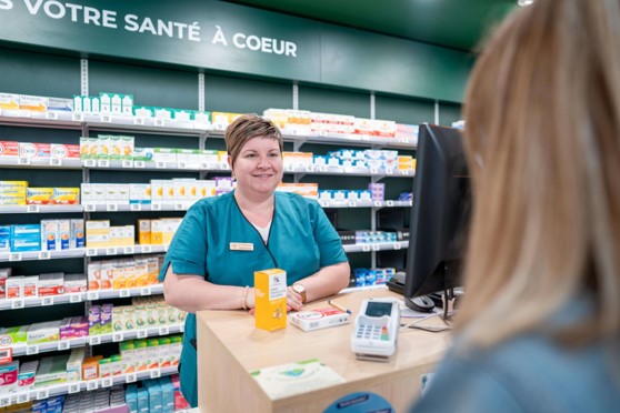 pharmacien Giphar au comptoir