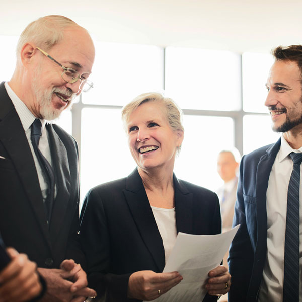 professionnels en train de discuter