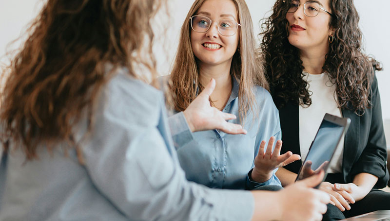 jeunes diplomés discutant