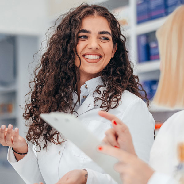 Jeune pharmacienne installation